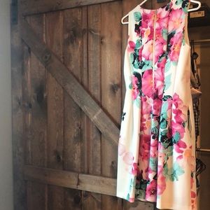 Vince Camuto dress - size 4 - floral with POCKETS